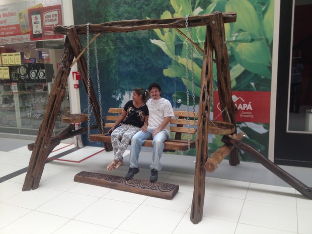 Casal em balanço feito com troncos de árvores exposto em Macapá (Foto: John Pacheco/G1)