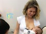 Bárbara Borges amamenta o filho enquanto ele toma vacina