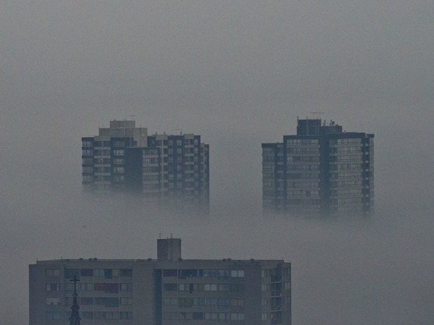 Nuvens de poluição são vistas em meio a prédios nesta terça-feira (21) em Santiago, no Chile (Foto: AP Photo/Esteban Felix)