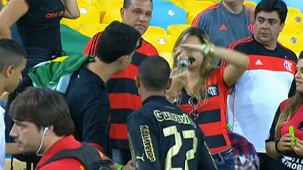 Renan tira foto com torcedores do rival Flamengo no Maracanã (Foto: Reprodução)