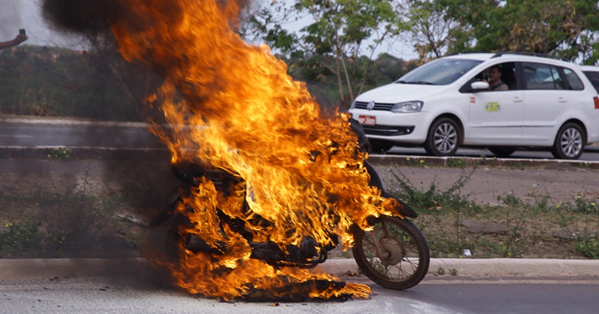 G1 Motocicleta pega fogo na Avenida dos Portugueses em São Luís