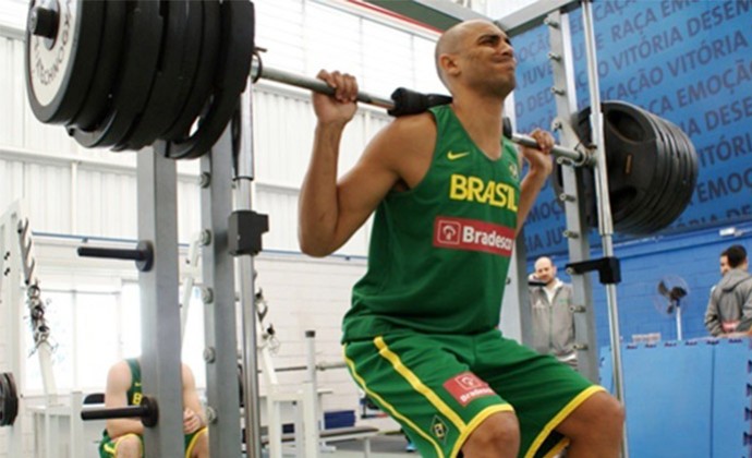Jefferson Treino Academia Seleção Brasileira Basquete (Foto: Reprodução/CBB)