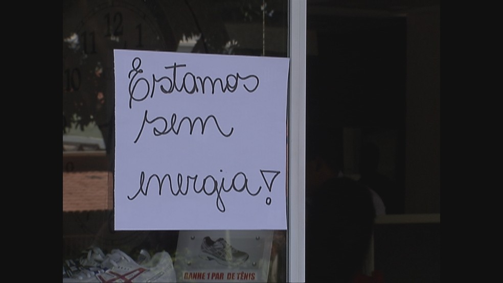 Cartaz mostra crise no abastecimento de energia no DF (Foto: TV Globo/Reprodução)