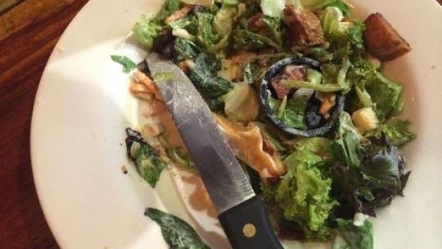 Cliente ficou chocada ao encontrar ralo de pia em salada (Foto: Reprodução/Twitter)
