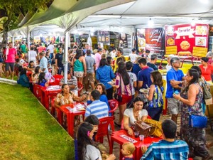 Feira de Gastronomia e Arte costuma atrair grande público para a Praça da Árvore, em Mirassol (Foto: Gustavo Silveira/Prefeitura do Natal)