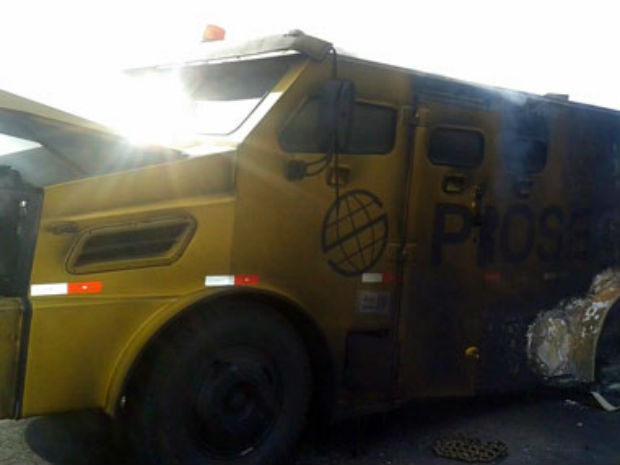 Carro-forte foi explodido em rodovia na Bahia (Foto: Site Noticias de Santaluz)