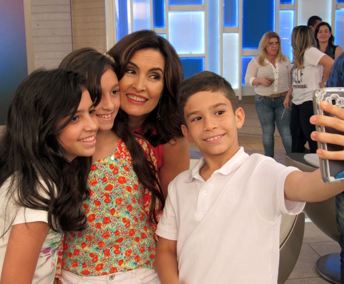Olha a selfie! Fátima tira foto com as crianças convidadas  (Foto: Renata Viot/Gshow)