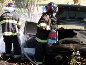 Bombeiros levaram 10 minutos para conter o fogo (Foto: Ricardo Bispo/Jornal Folha Regional/Cedida)