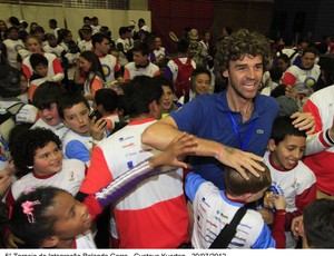 Guga Kuerten faz a festa no Rolando Garra da Fundação Tênis (Foto: Cristiano Sant'Ana/Divulgação)