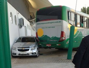 Ônibus parou ao atingir carro do presidente do Atlético-MG (Foto: Luciana Machado)