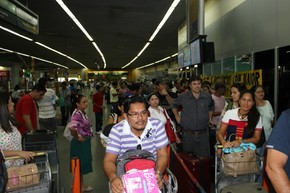 Passageiros enfrentaram longas filas no Aeroporto Internacional Eduardo Gomes, em Manaus (Foto: Adneison Severiano/G1 AM)
