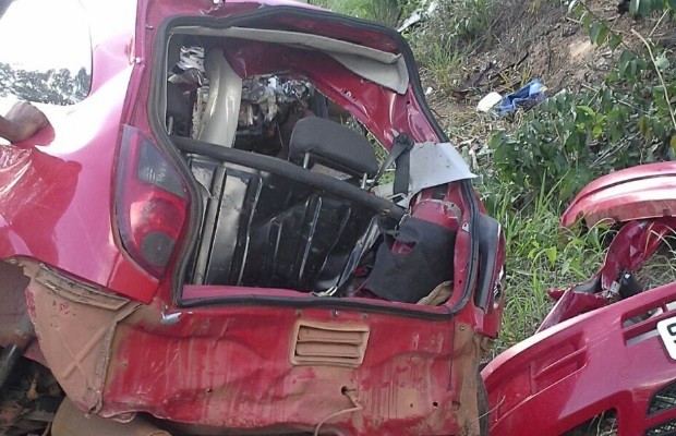 Casal e homem morrem em acidente na GO-060; duas garotas se ferem em Goiás (Foto: Reprodução/TV Anhanguera)