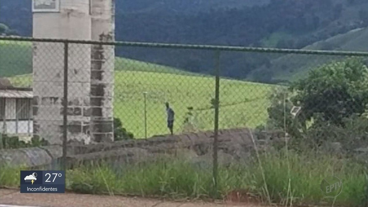 Homem Armado Faca Invade Col Gio De Pouso Alegre E Sobe Em Telhado