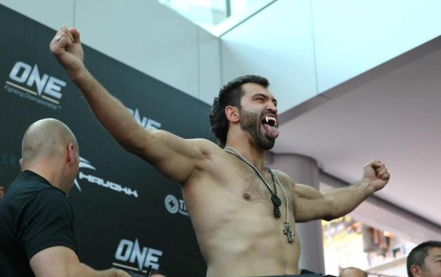 Peso pesado russo do UFC é flagrado em exame antidoping