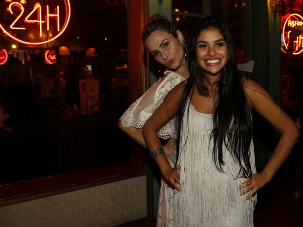 Ex-BBBs Ana Paula e Munik em festa em boate na Zona Oeste do Rio (Foto: Marcos Serra Lima/ EGO)