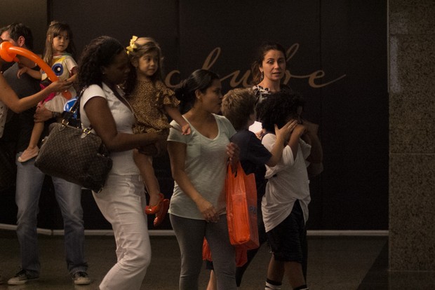 Giovanna Antonelli deixa shopping com família (Foto: Derick Abreu / Photo Rio News)