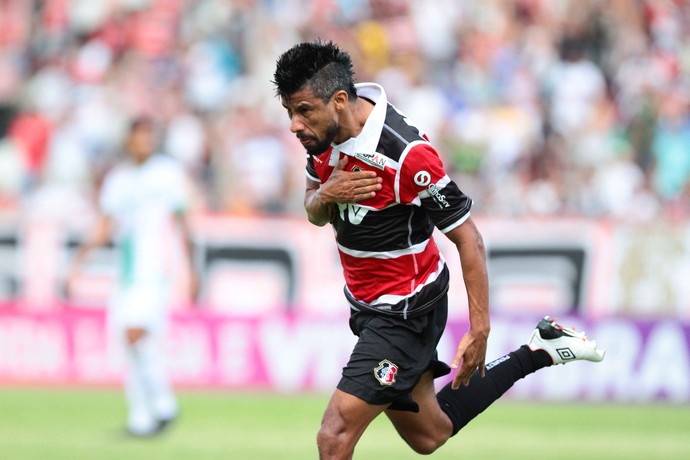 L&eacute;o Moura Santa Cruz x Am&eacute;rica-MG (Foto: Marlon Costa / Pernambuco Press)