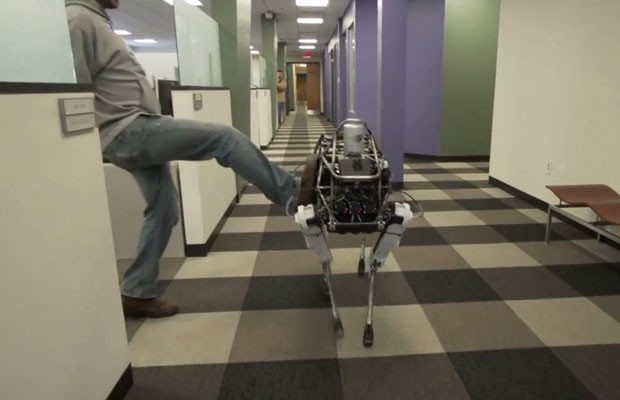 Robô da Boston Dynamics, empresa do Google, Spot é capaz de se manter equilibrado mesmo após receber chutes. (Foto: Reprodução/Youtube)