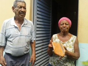 Casal de aposentados estava em casa quando sentiu o tremor (Foto: Michelly Oda / G1)