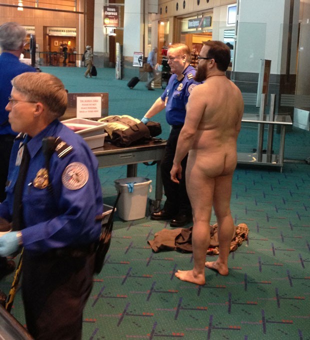 O norte-americano John E. Brennan foi preso em abril do ano passado no aeroporto internacional de Portland, no estado do Oregon (EUA), após ficar nu em protesto contra o uso de scanner corporal nos aeroportos (Foto: AP)