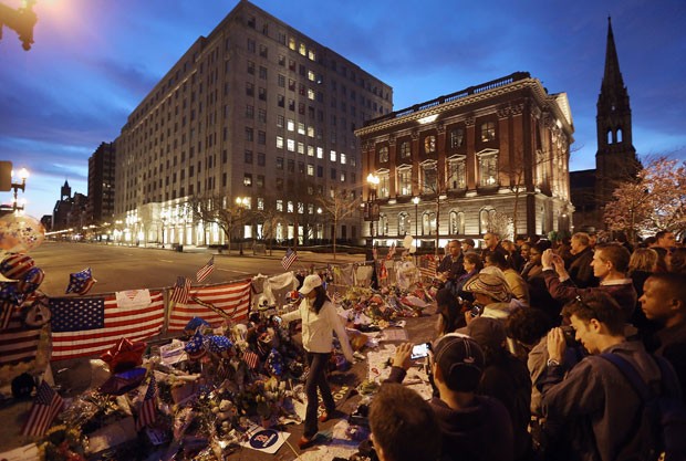 Em Boston, vigília pelas vítimas ocorre nos locais onde as bombas explodiram e que se tornaram memoriais para homenagear as vítimas (Foto: Mario Tama/Getty Images/AFP)