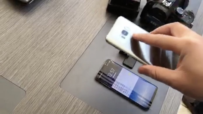No vídeo, um celular com a foto do usuário é usado para desbloquear o Galaxy S8 (Foto: Reprodução/Marcianophone) No vídeo, um celular com a foto do usuário é usado para desbloquear o Galaxy S8 (Foto: Reprodução/Marcianophone)
