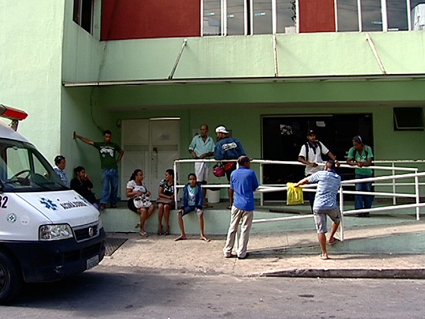 Pacientes ficaram do lado de fora, aguardando atendimento no PA de Itacibá (Foto: Reprodução/TV Gazeta)