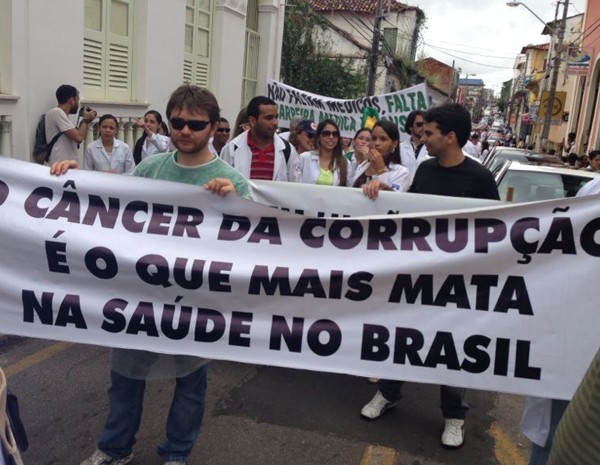 Médicos fizeram manifestação pelo Centro de São Luís em protesto. (Foto: Ricardo Gama)