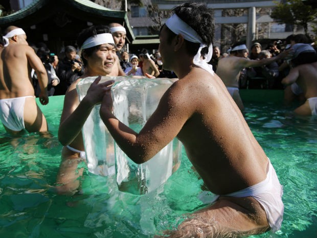 Devotos agarram bloco de gelo para exaltar aptidão física durante ritual no Japão (Foto: Toru Hanai/Reuters)