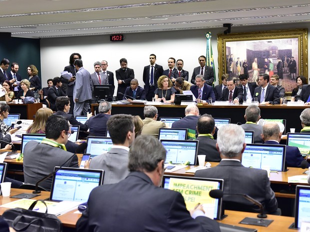 Sessão da comissão do impeachment para leitura do parecer do relator (Foto: Zeca Ribeiro / Câmara dos Deputados)
