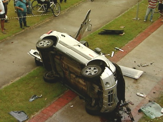 Carro caiu de cima de viaduto, em Vila Velha (Foto: Reprodução/TV Gazeta)