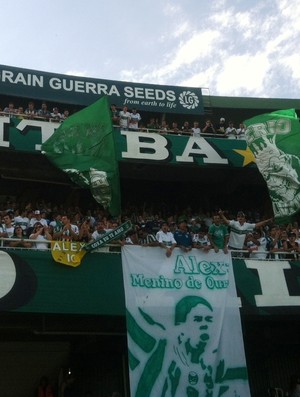 Torcida aguarda Alex no Couto PEreira (Foto: Gabriel Hamilko/Globoesporte.com)