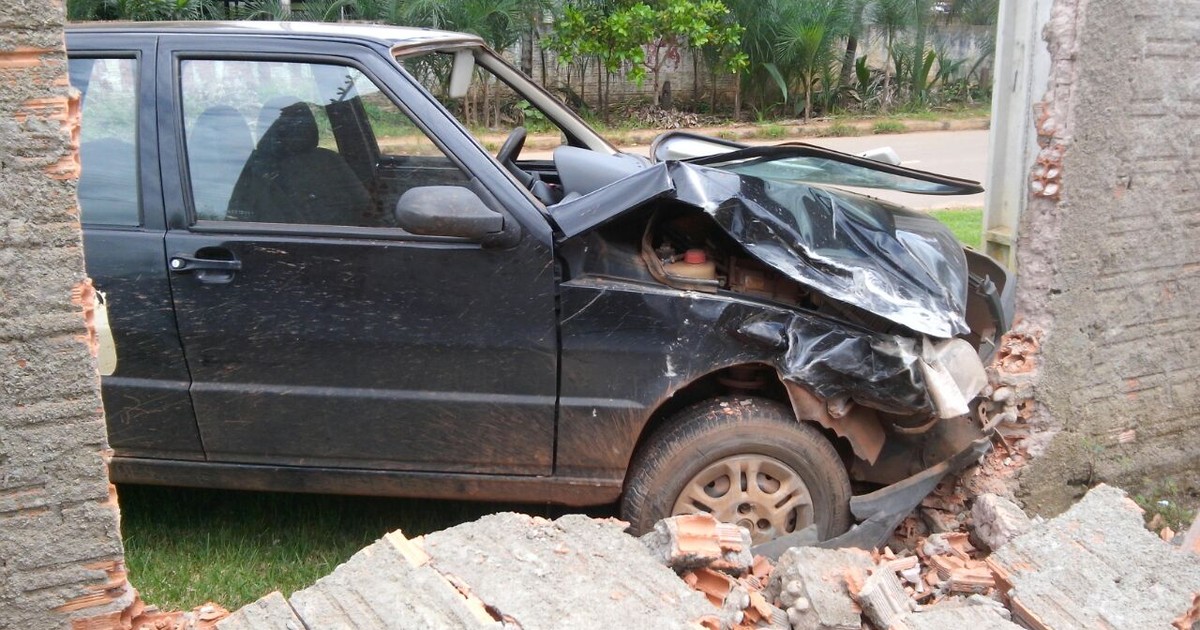 G1 Carros Batem Em Cruzamento E Atingem Muro De Casa Em Ariquemes Notícias Em Ariquemes E 1340