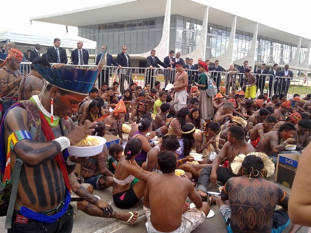 Índios almoçam em frente ao Palácio do Planalto sob vigilância de seguranças (Foto: Isaura Borba / G1)