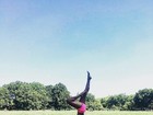 Sheron Menezzes pratica ioga no Central Park, em Nova York