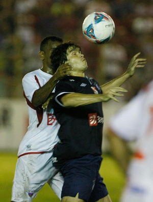 Berg disputa bola contra o Cametá. Lateral foi um dos melhores em campo (Foto: Marcelo Seabra/O Liberal) Berg disputa bola contra o Cametá. Lateral foi um dos melhores em campo (Foto: Marcelo Seabra/O Liberal)