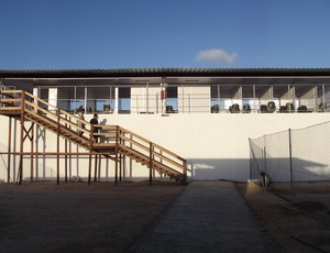 Estádio Barretão, em Ceará-Mirim, escada para cabines de imprensa (Foto: Jocaff Souza)