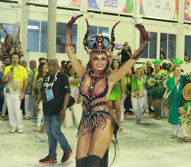 Quitéria Chagas desfila como Rainha de Bateria da Império Serrano (Foto: Thyago Andrade/ Brazil News)