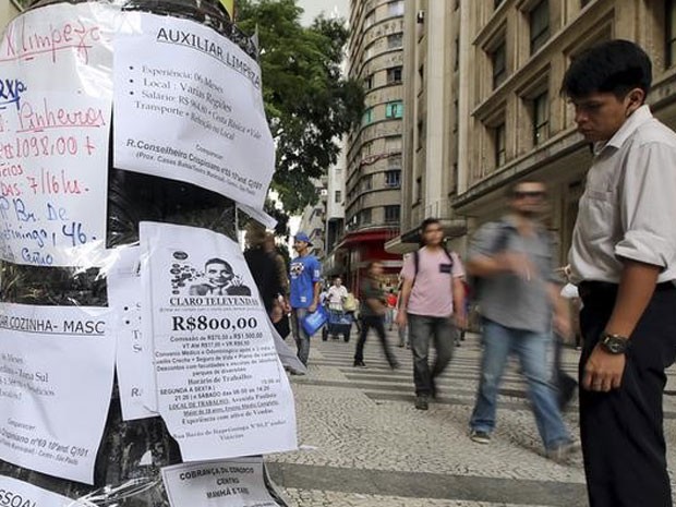 Homem observa anúncios de vagas de trabalho no centro de São Paulo (Foto: REUTERS/Paulo Whitaker)