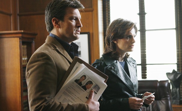 Beckett e Castle investigam assassinato de promotor (Foto: Divulgação / Disney)
