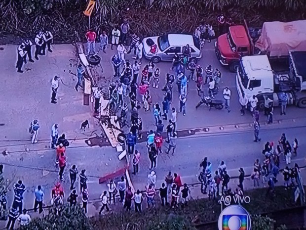 Moradores da Fercal fecharam a os dois sentidos da DF-150 durante protesto (Foto: Reprodução/TV Globo) Moradores da Fercal fecharam a os dois sentidos da DF-150 durante protesto (Foto: Reprodução/TV Globo)