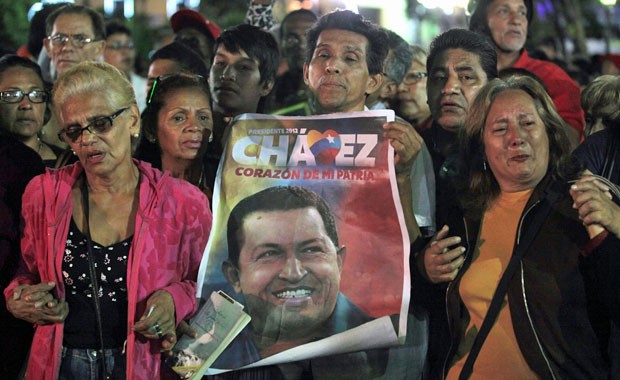 Partidários de Hugo Chávez se reúnem para rezar pelo presidente, em praça de Caracas, nesta terça (11) (Foto: Fernando Llano/AP)