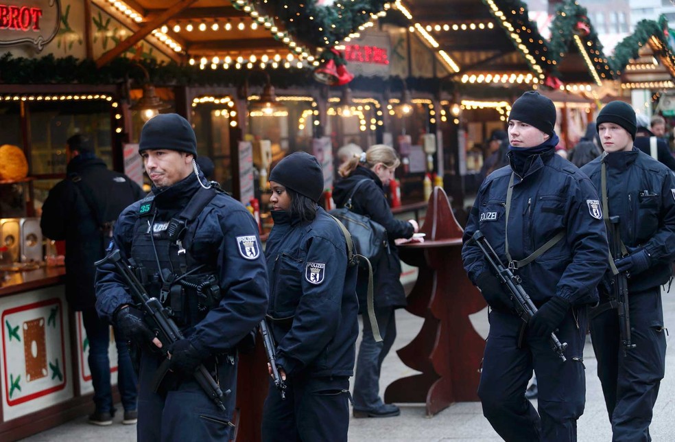 Polícia patrulha feira natalina de Berlim, na Alemanha, que foi atacada por terroristas na segunda-feira (19). Feira foi reaberta nesta quinta-feira (22) (Foto: Hannibal Hanschke/ Reuters)