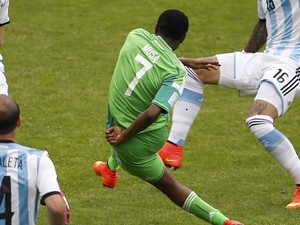 O atacante nigeriano Musa, autor dos gols de sua seleção na derrota por 3 x 2 para a Argentina (Foto: Marko Djurica/Reuters)