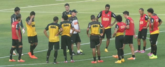 Jogadores reunidos antes do treino na Cidade do Galo (Foto: Rafael Araújo)