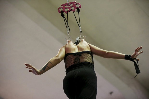 Mulher também encarou a dolorosa forma de exibição (Foto: Rodrigo Garrido/Reuters)
