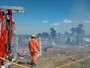 Bombeiros controlam incêndio em barracos no Recanto das Emas, no DF 