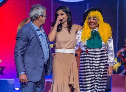 Vanessa Giácomo vai às lágrimas ao relembrar da mãe em show da família