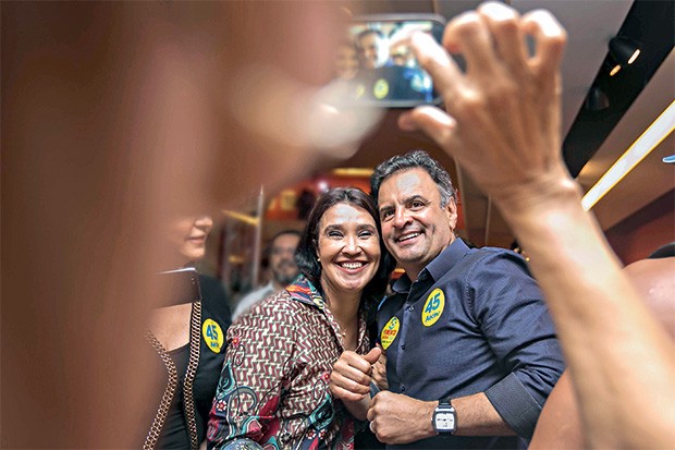 CONFIANÇA Aécio Neves posa com uma eleitora em Uberaba. “Eu estarei no segundo turno. Tem de perguntar a Marina o que ela vai fazer” (Foto: Bruno Magalhaes)