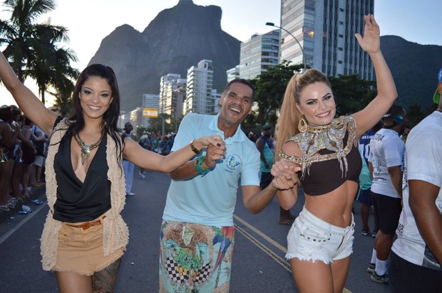Jennifer de Paula, Alex de Oliveira e Nat Casassola em último ensaio da Rocinha na praia de São Conrado  (Foto: Divulgação)